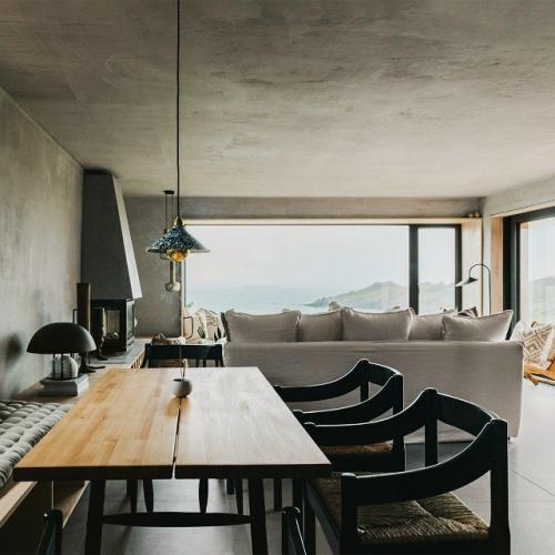 Дом на побережье стал почти продолжением пейзажа - весь интерьер словно создан, чтобы не спорить с видом, а подчёркивать его. 04