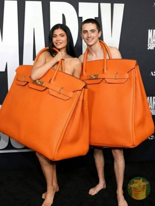 Тотально оранжевый выход кайли и Тимоти взорвал интернет.

