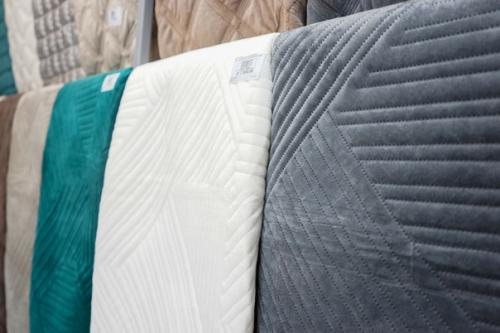 Постельное белье, покрывала и пледы представляют собой прекрасные подарки. 02