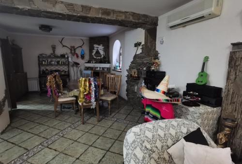 Мы сняли этаж в частном доме, который удивительным образом сохранился среди многоэтажных отелей. 02