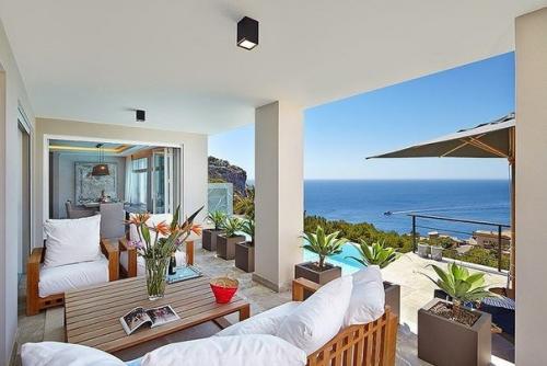 Эта элегантная вилла расположена в престижном жилом районе живописного города порт андрач на острове майорка, Испания.