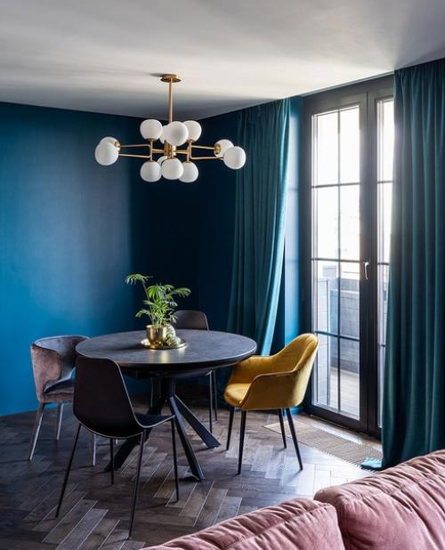 Глубокие синие стены и розовый диван: квартира для девушки. 03
