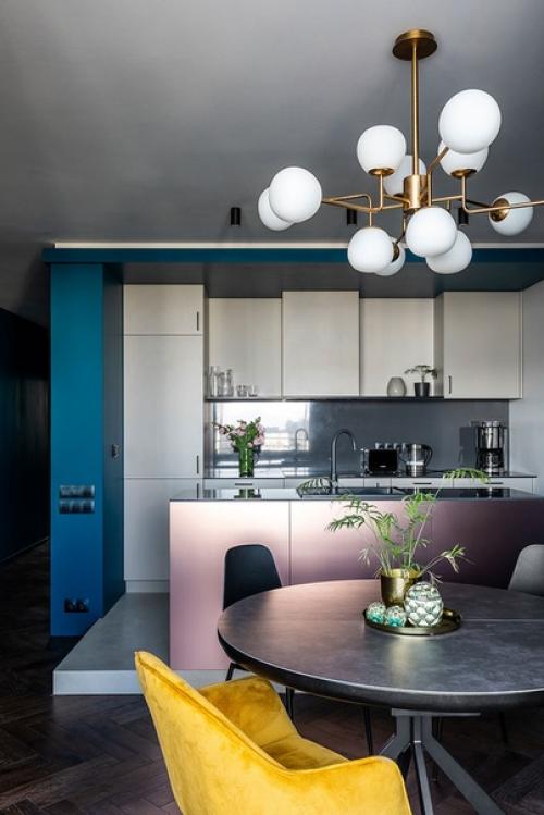 Глубокие синие стены и розовый диван: квартира для девушки. 01