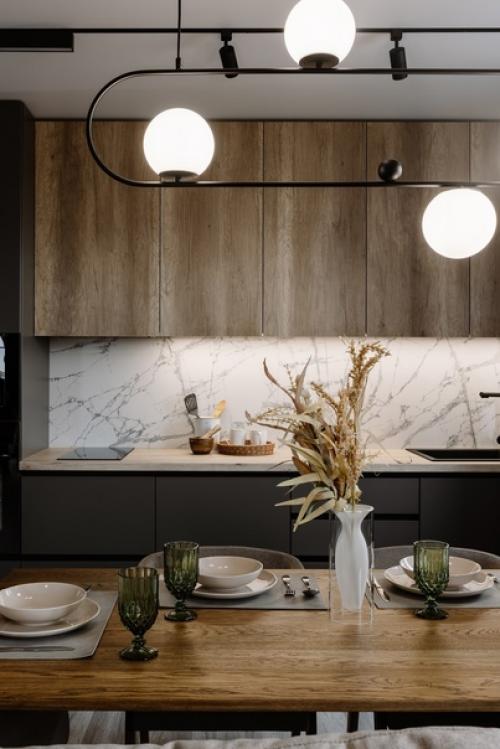 Тёплая, уютная, прекрасная кухня - гостиная в реализованном объекте. 03