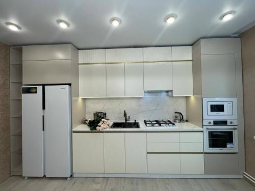 Кухня в пастельных тонах с рифлёными фасадами из эмали и золотыми элементами - это настоящий изыск! 02