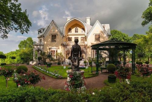 Дворец коттедж - прекрасное строение парка Александрия. 01