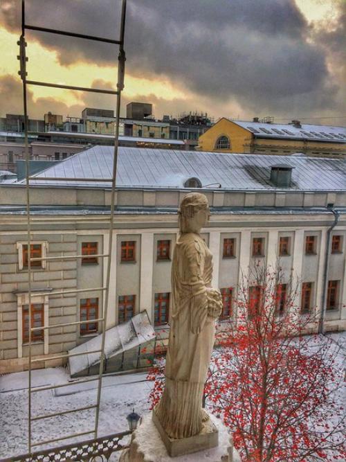 Всегда думала, что в большой красивый особняк прямо напротив кремля - в дом Пашкова - вход закрыт? 03