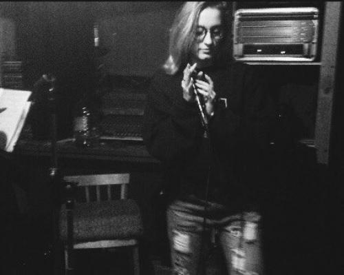 Хай!  Меня зовут Настя, я занимаюсь танцами, музыкой, вокалом и учусь на дизайнера интерьера. 01