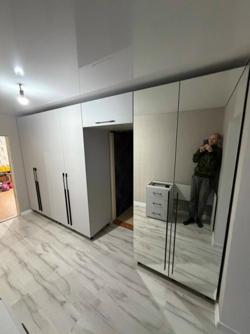 Расположение шкафов вокруг двери - очень практичное и рациональное решение. 01