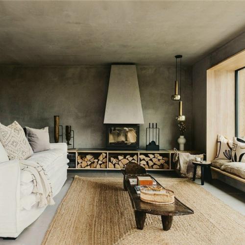 Дом на побережье стал почти продолжением пейзажа - весь интерьер словно создан, чтобы не спорить с видом, а подчёркивать его. 05