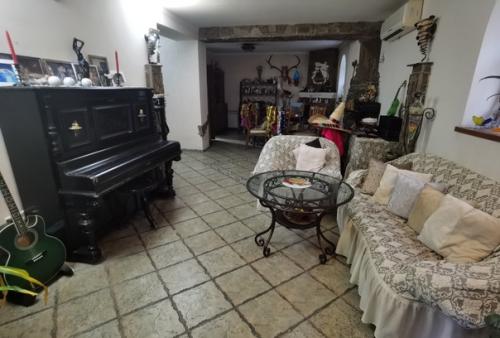 Мы сняли этаж в частном доме, который удивительным образом сохранился среди многоэтажных отелей. 01