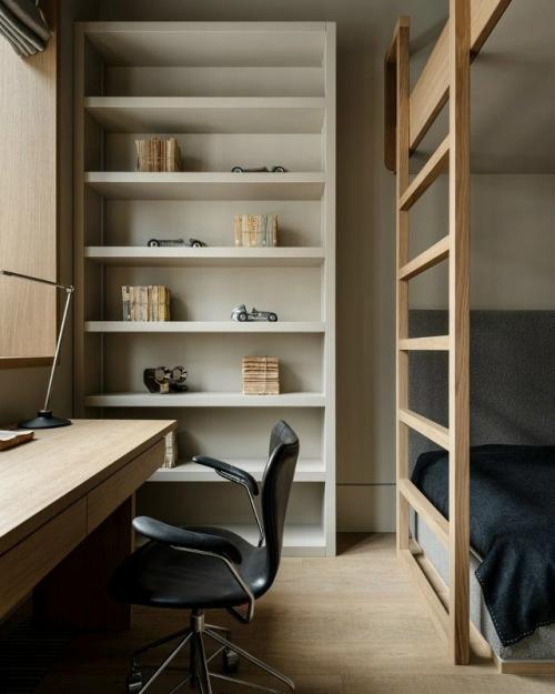 Когда речь заходит об интерьере семейной квартиры, важно учесть и вкусы взрослых, и интересы детей. 09