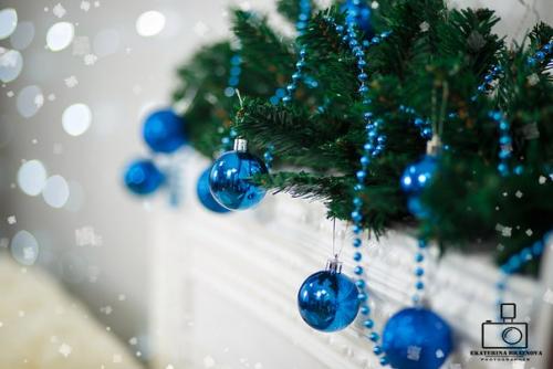 Вот-вот уже скоро наступит новый год, отличный повод устроить себе фотосессию в студии с праздничным, нарядным интерьером. 02