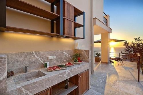 Эта элегантная вилла расположена в престижном жилом районе живописного города порт андрач на острове майорка, Испания. 01