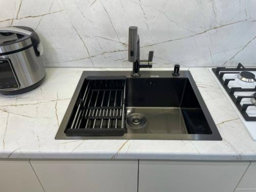 Кухня в пастельных тонах с рифлёными фасадами из эмали и золотыми элементами - это настоящий изыск! 04