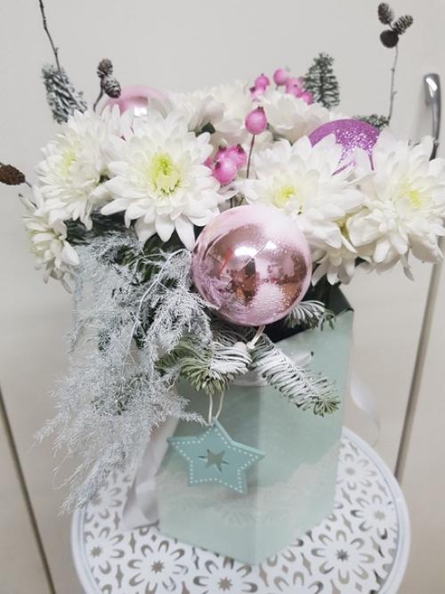 Идея с вручением цветов на новый год набирает популярность в России. 03