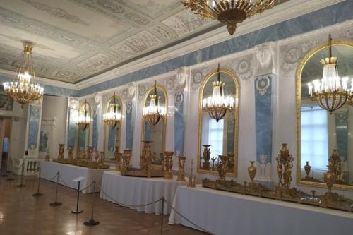 После строительства здания главного штаба в Петербурге там расположились министерство финансов и министерство иностранных дел. 04