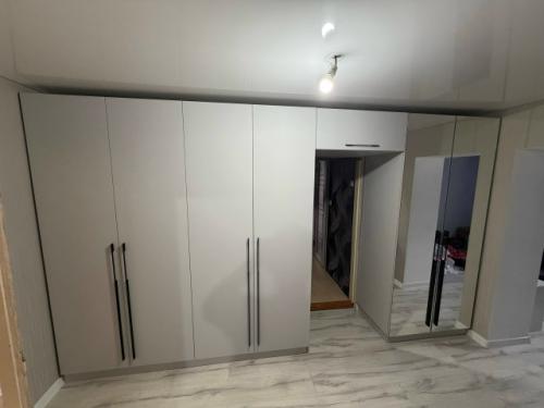 Расположение шкафов вокруг двери - очень практичное и рациональное решение.  