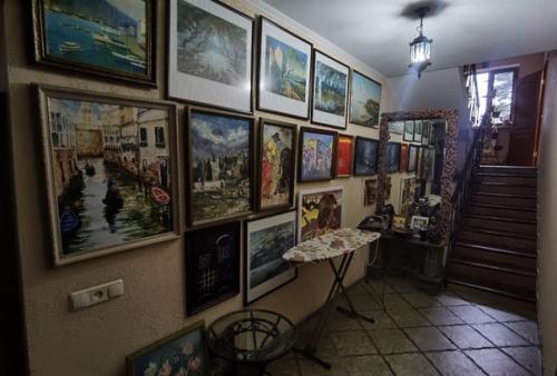 Мы сняли этаж в частном доме, который удивительным образом сохранился среди многоэтажных отелей. 05