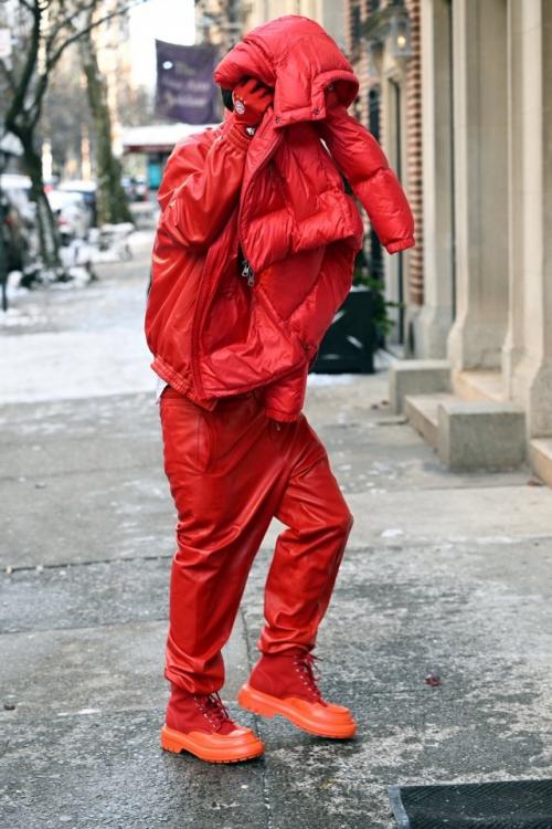 Американского актера Тимоти шаламе прозвали деревенским дураком из-за ярко - красного наряда на прогулке в Нью-йорке. 02