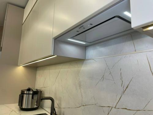 Кухня в пастельных тонах с рифлёными фасадами из эмали и золотыми элементами - это настоящий изыск! 03