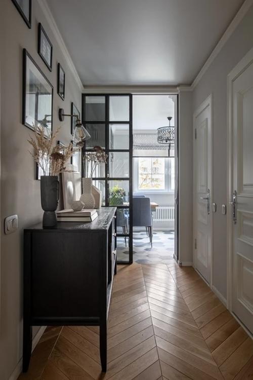 Интерьер двухкомнатной квартиры без гостиной с французским настроением. 03