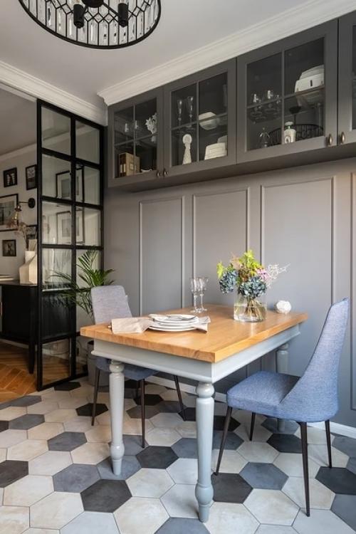 Интерьер двухкомнатной квартиры без гостиной с французским настроением. 

