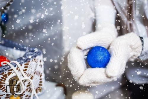 Вот-вот уже скоро наступит новый год, отличный повод устроить себе фотосессию в студии с праздничным, нарядным интерьером. 01