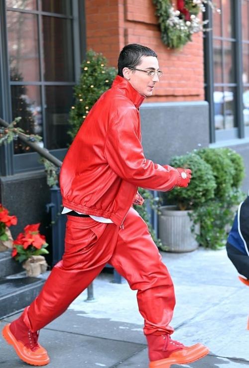 Американского актера Тимоти шаламе прозвали деревенским дураком из-за ярко - красного наряда на прогулке в Нью-йорке.
