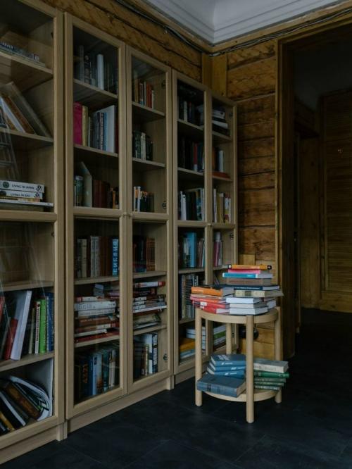 Архитектор Никита Жиляков приобрёл в Сысерти бревенчатый дом на кирпичном цоколе, ранее принадлежавший купцам ширыкаловым. 05