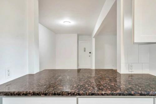 Однушка в московском Чертанове у Мкада стоит как двухкомнатная квартира в Нью-джерси с бассейном на крыше и видом на манхэттен. 03