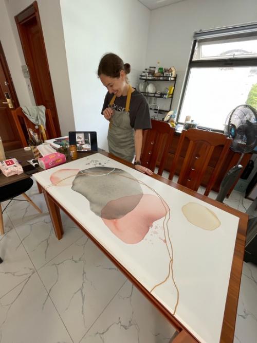 Отдыхая в нашем любимом загородном отеле, я каждый раз восхищалась красивыми абстрактными картинами в номерах. 01