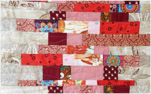 В случае если собрать покрывало только из красных лоскутов - получится слишком ярко, даже немного агрессивно для интерьера. 01