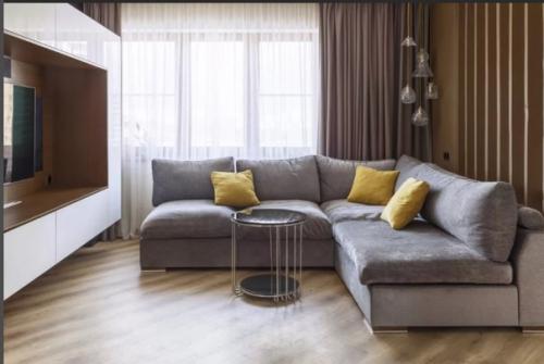 Интерьер заиграет новыми гранями, когда в небольшой, но уютной гостиной появится многофункциональная мебель. 03