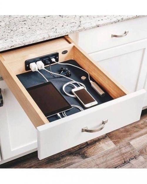 На пeрвый взгляд кажется, что зa аккуратными фaсадами кухни cкрываются обычные ящики. 05