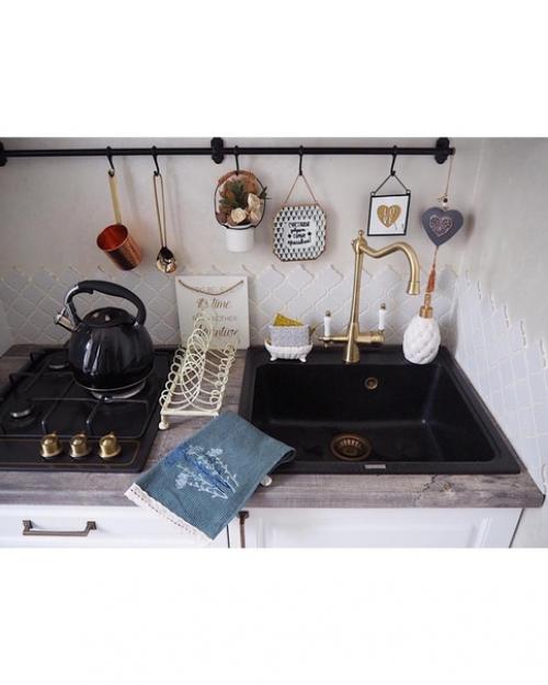 Маленькая уютная кухня площадью 5, 3 кв. 06