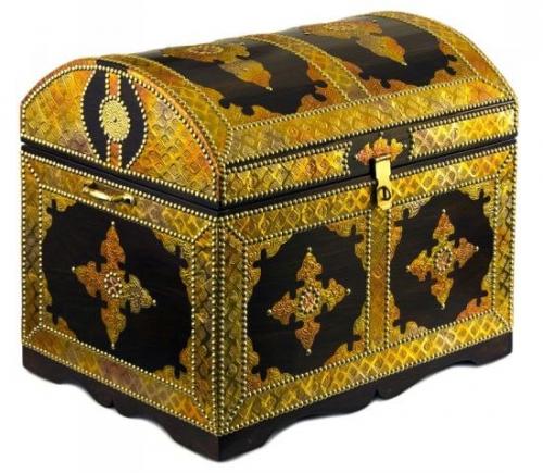 История сундука.   Слова Сундук и ларь вызывают ассоциации с запахом нафталина, экспонатами краеведческого музея или театральным реквизитом. 02