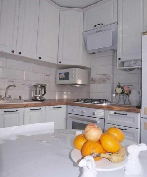 План и дизайн светлой, небольшой спальной комнаты. 02