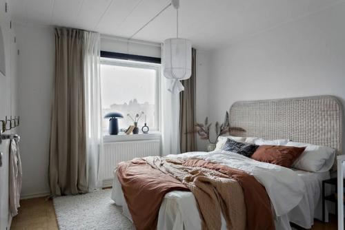 Терракотовые стены и мебель Ikea: скандинавская квартира в старом доме в Швеции. 04