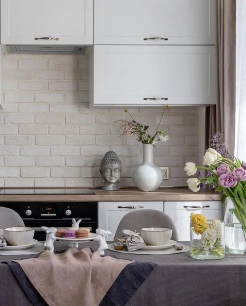 Квартира - студия, где удалось разместить зону отдыха, кухню - столовую, системы хранения для одежды. 03