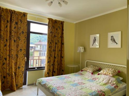 Для 2 или 3 человек мы рады предложить для отдыха в Ассоль такие комнаты - вроде бы, стандартные, но каждая со своим настроением.
