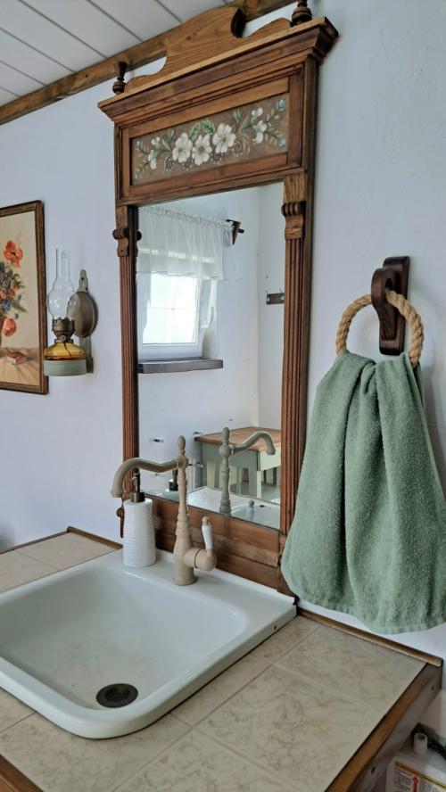 Мы с мужем живем в частном доме в небольшом городке ростовской области, и дача наша тоже в черте города. 04