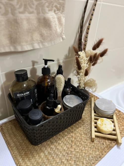 Натуральные материалы и спокойная цветовая гамма прекрасны везде, а в ванной - особенно. 06