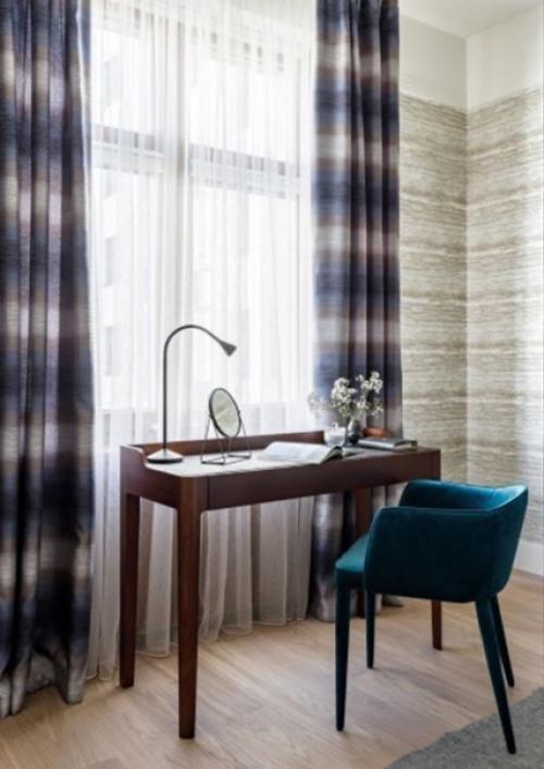 Интерьер этой спальни исполнен в теплых тонах и добавлены оттенки синего. 02