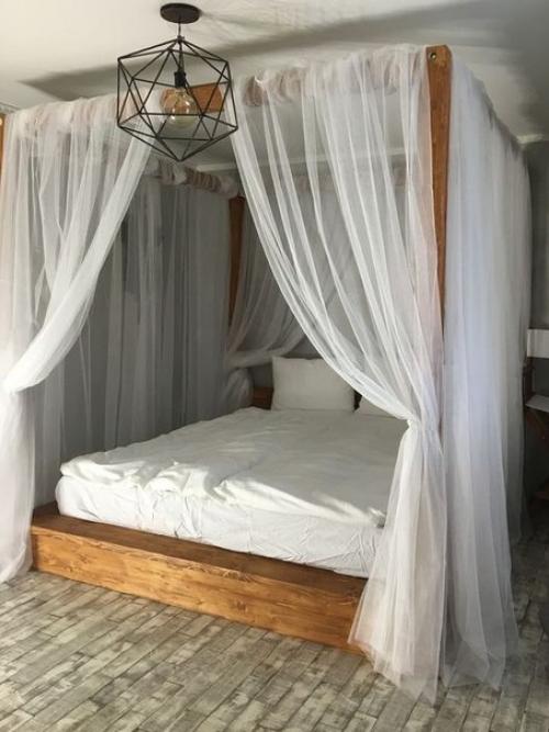Особую атмосферу в спальне может создать балдахин. 02