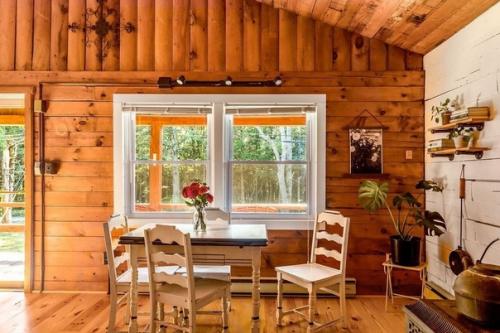 Классный дом в деревенском стиле с широким навесом - балконом под крышей и шикарным светлым интерьером внутри - просто настоящая мечта наяву! 02