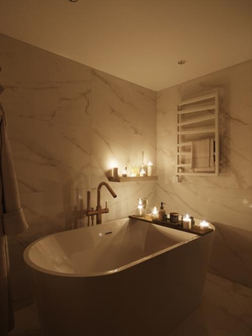 Ванную комнату создали, так же как и всю студию, в светлых, теплых, уютных оттенках. 05