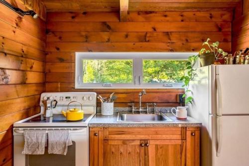 Классный дом в деревенском стиле с широким навесом - балконом под крышей и шикарным светлым интерьером внутри - просто настоящая мечта наяву! 04