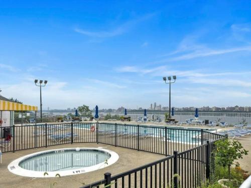 Однушка в московском Чертанове у Мкада стоит как двухкомнатная квартира в Нью-джерси с бассейном на крыше и видом на манхэттен. 05