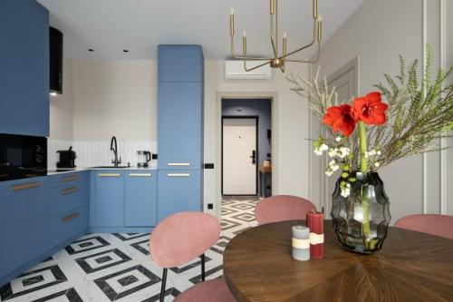 Красочный интерьер однокомнатной квартиры 45 м 2 в историческом районе Калининграда. 02